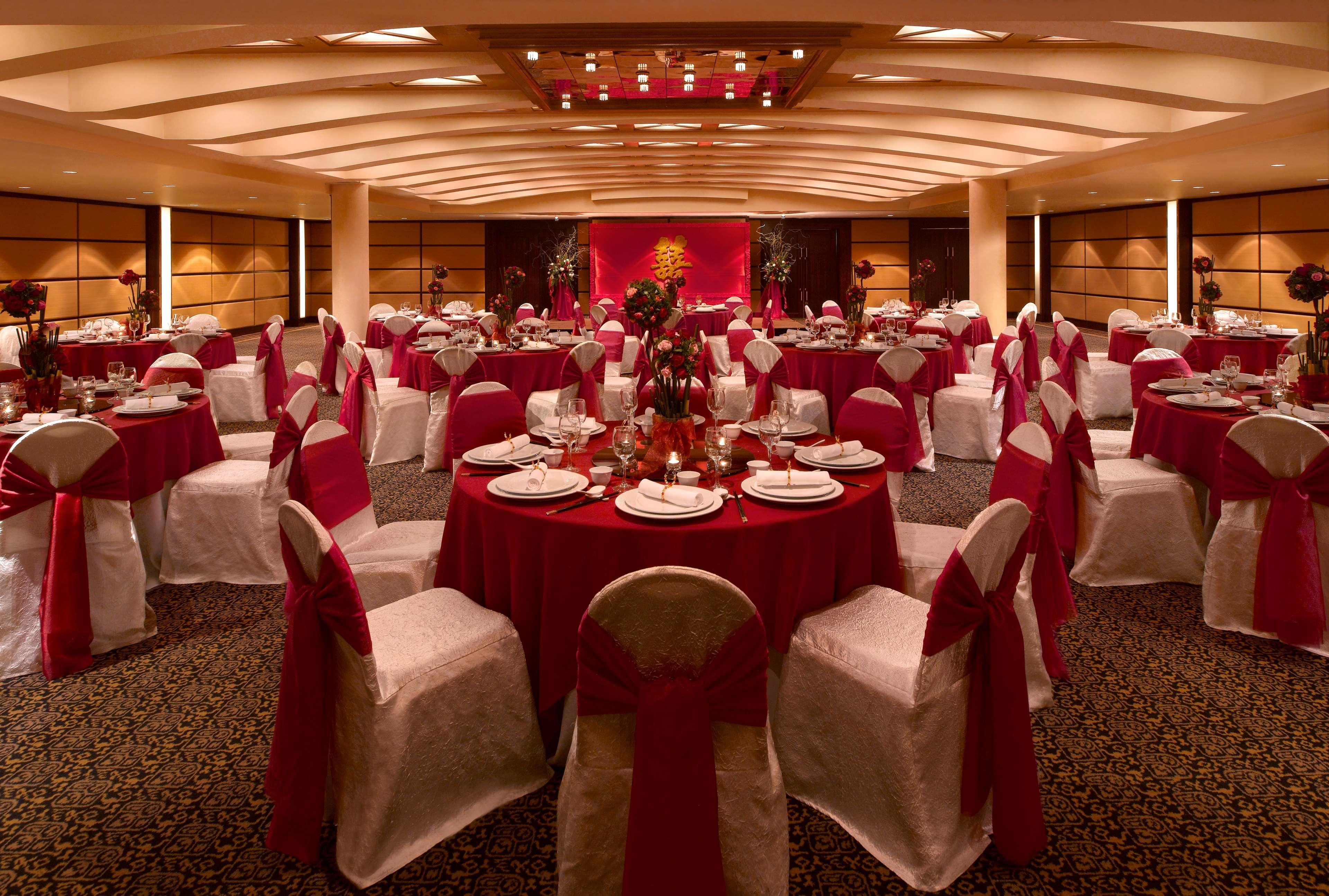 Hyatt Regency Kinabalu Hotel Kota Kinabalu Kültér fotó A wedding reception at the Mandarin Oriental, Hong Kong
