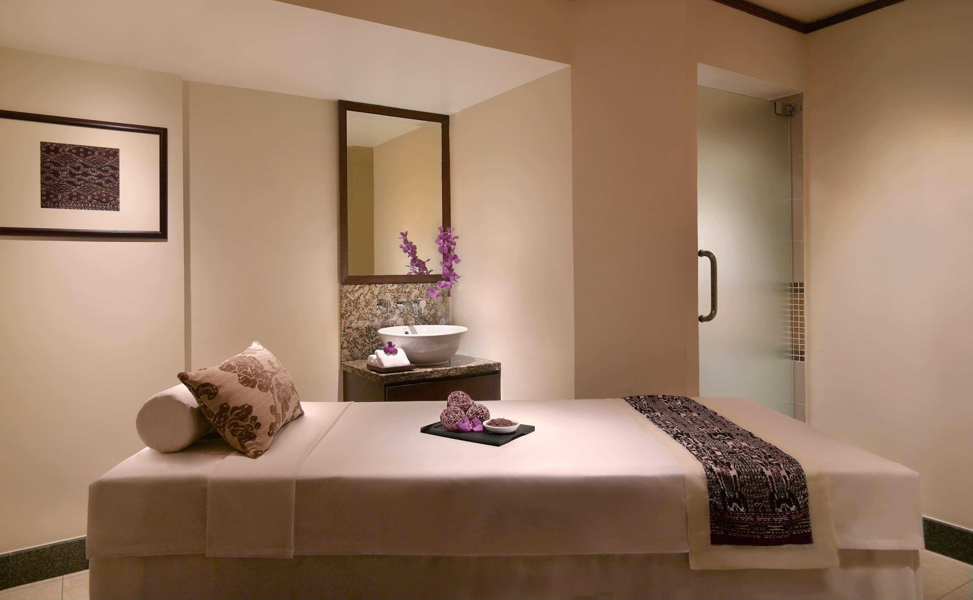 Hyatt Regency Kinabalu Hotel Kota Kinabalu Kültér fotó A massage bed