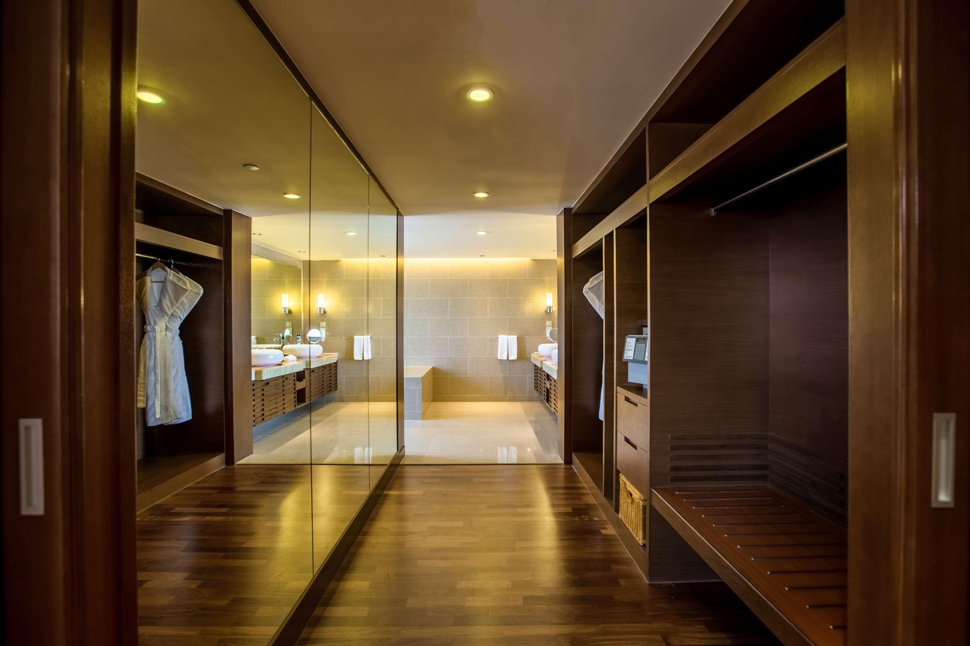 Hyatt Regency Kinabalu Hotel Kota Kinabalu Kültér fotó A walk-in closet